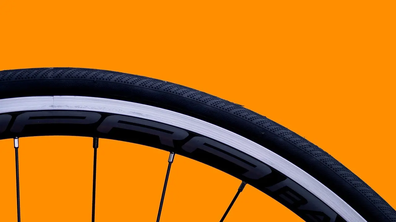 Cykelhjul, dæk og fælg på orange baggrund